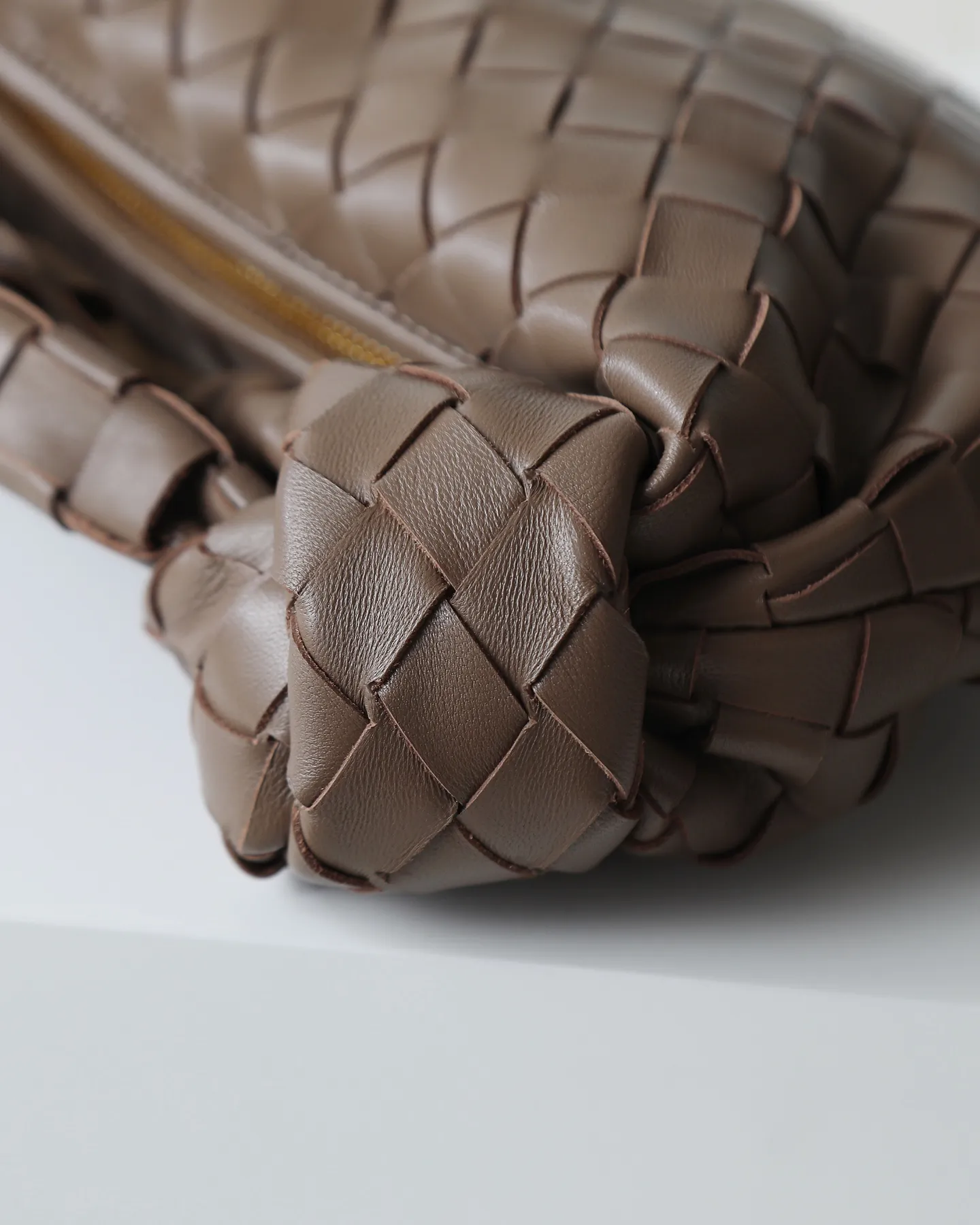 800. Bottega veneta͙.——-The latest braided and knotted hobo🔥 The top-grade lambskin leather is very soft, the bag shape is unique, practical and durable. It retains the traditional weaving elements while being a bit more flamboyant ~ Made of hand-woven sheepskin, zipper opening and closing, curved seamless structure, effortless to match. Highly recommended⚠️⚠️⚠️ The most high-end in the market🌈Welcome to compare [Factory complete package] size: 23x15x5cm.   Model: 651876
